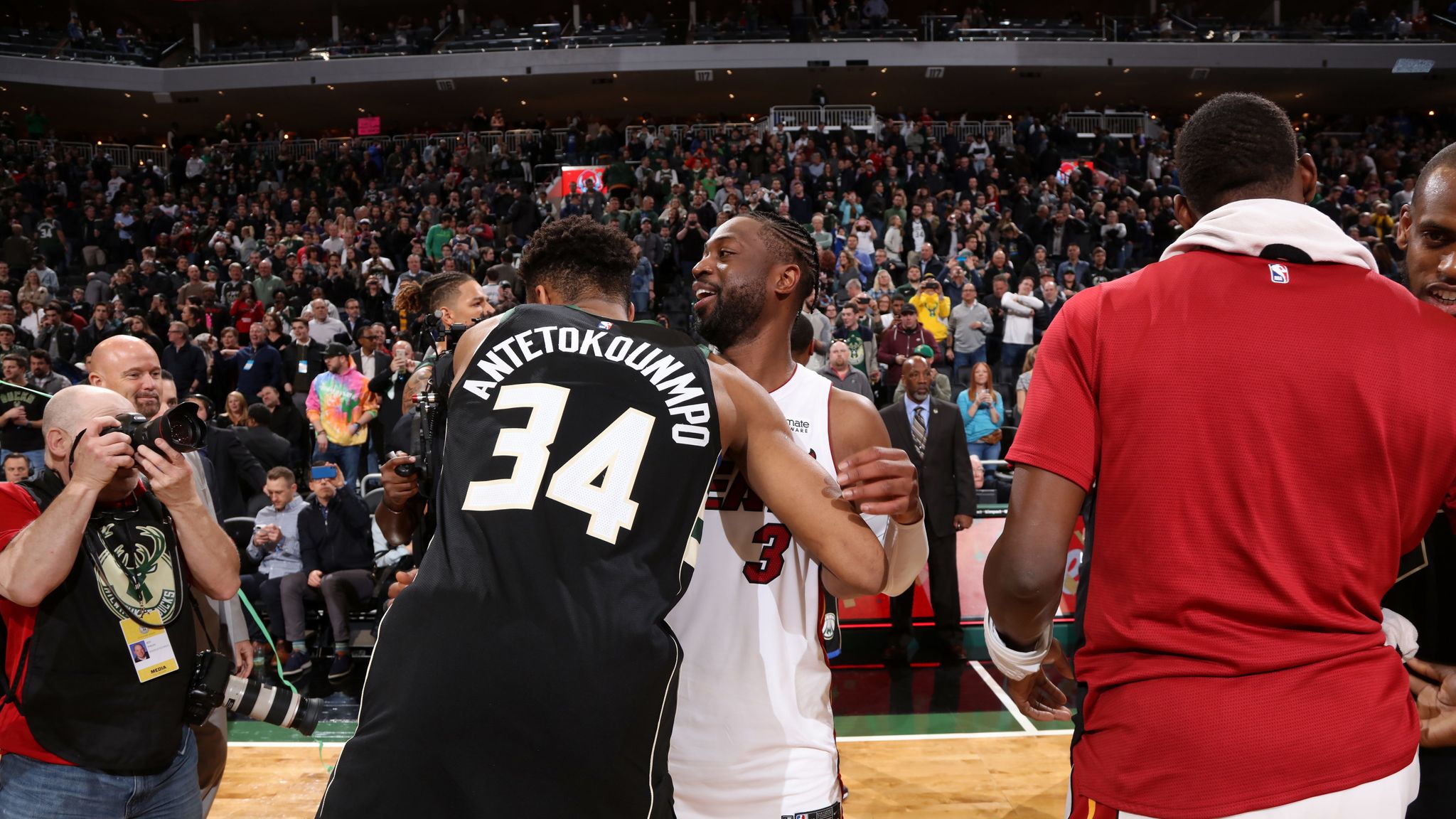 Dwyane Wade gets huge ovation in first game back with Heat