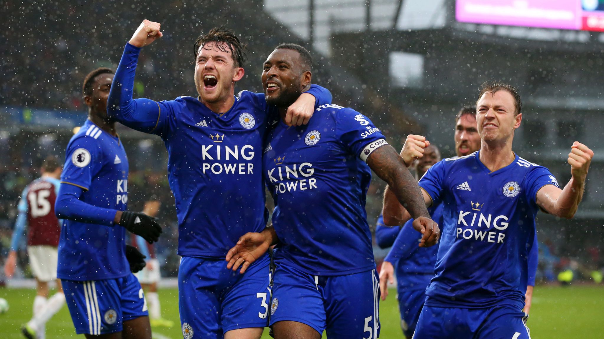 Burnley 1-2 Leicester Wes Morgan heads 90th-minute winner for 10-man Foxes Football News Sky Sports