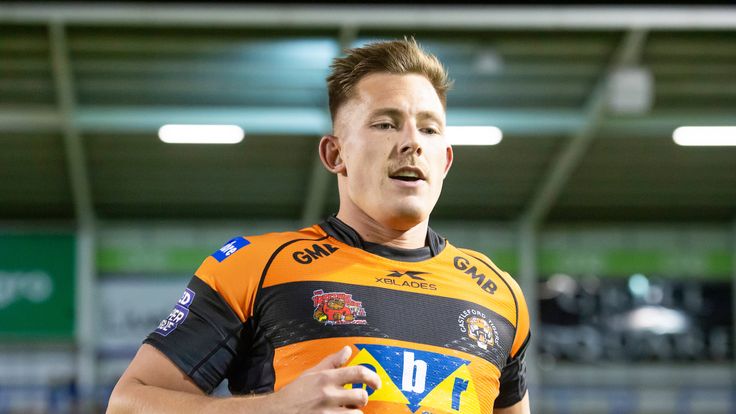 Picture by Allan McKenzie/SWpix.com - 07/03/2019 - Rugby League - Betfred Super League - Warrington Wolves v Castleford Tigers - Halliwell Jones Stadium, Warrington, England - Greg Eden warms up.