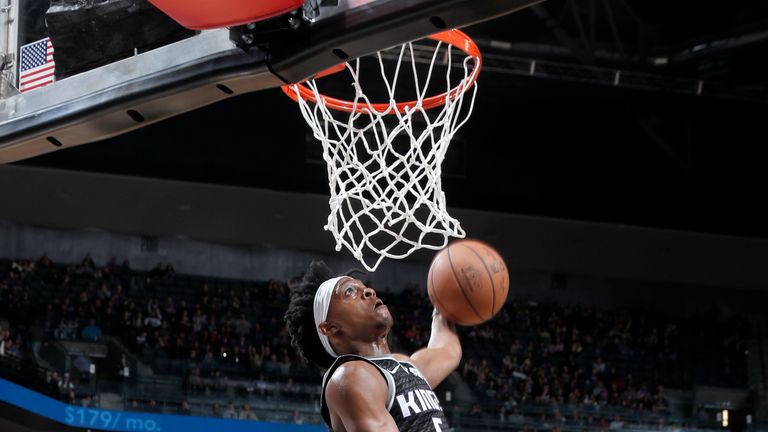 De&#39;Aaron Fox skies to the rim for a dunk against the New York Knicks