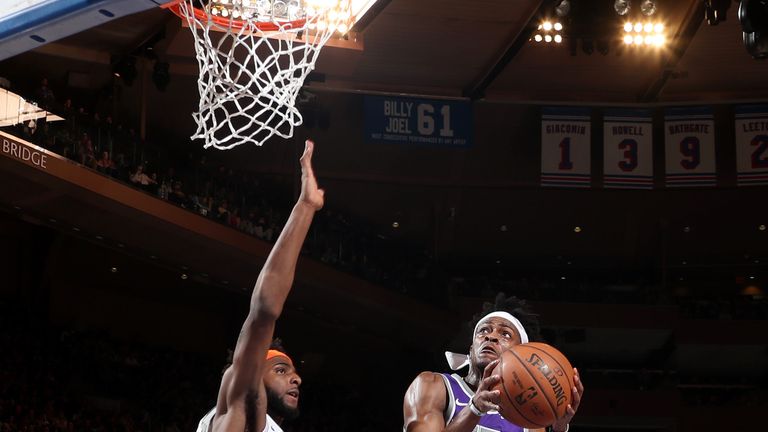De&#39;Aaron Fox soars to the rim against the Knicks
