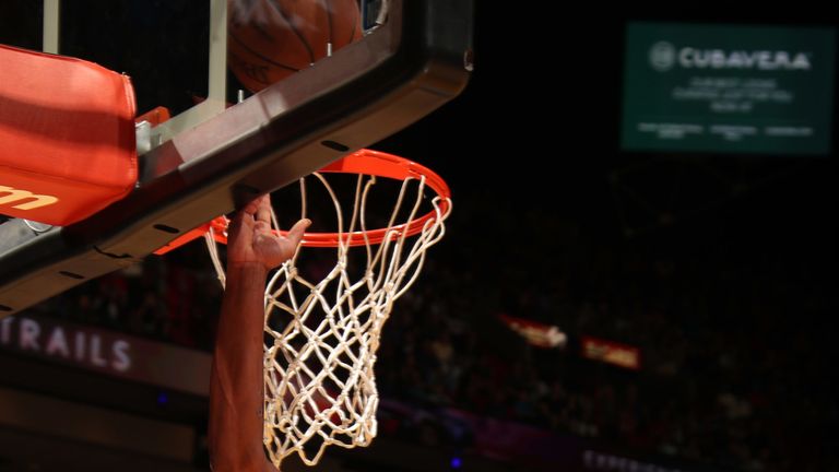 Dwyane Wade scores at the rim against Atlanta