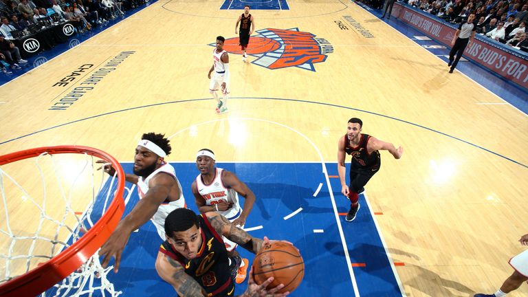 Jordan Clarkson evades Mitchell Robinson to score at the rim