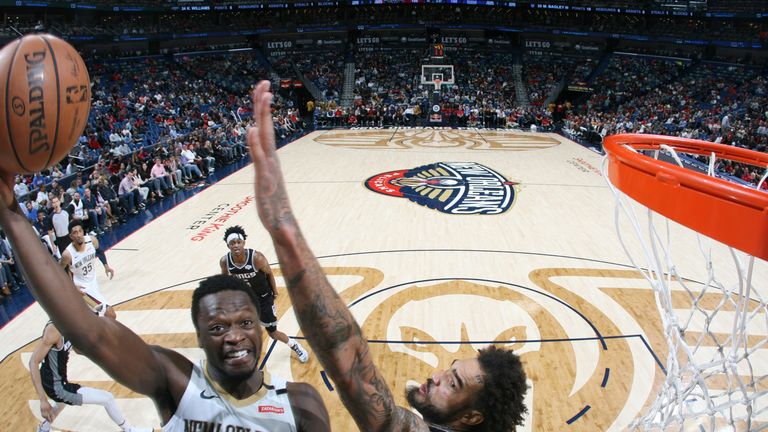 Julius Randle attacks the rim during the Pelicans' win over Sacramento