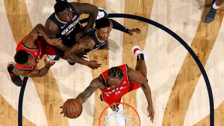 Kawhi Leonard scores at the rim against New Orleans