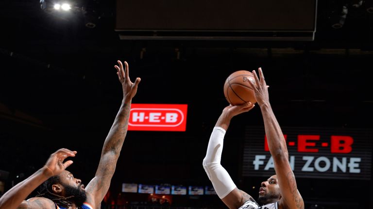 LaMarcus Aldridge shoots a fadeaway against the Knicks