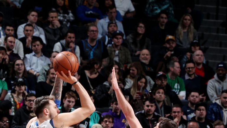 Luka Doncic dispara desde larga distancia contra Brooklyn