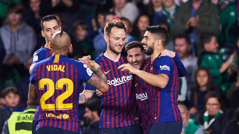 Barcelona celebrate after Lionel Messi&#39;s goal