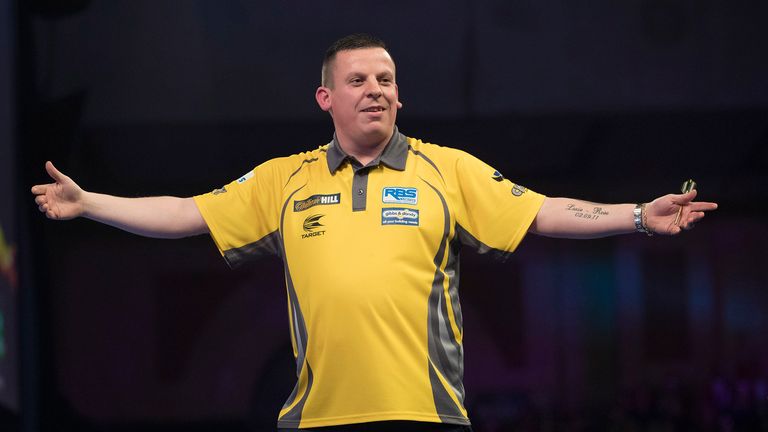 WILLIAM HILL WORLD DARTS CHAMPIONSHIP 2019.ALEXANDRA PALACE,.LONDON.PIC;LAWRENCE LUSTIG.ROUND 2.DAVE CHISNALL V JOSH PAYNE.DAVE CHISNALL IN ACTION.WILLIAM HILL WORLD DARTS CHAMPIONSHIP 2019.ALEXANDRA PALACE,.LONDON.PIC;LAWRENCE LUSTIG.ROUND 1.DAVE CHISNALL V JOSH PAYNE.Dave Chisnall IN ACTION.