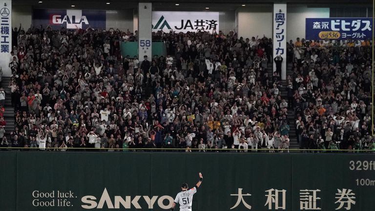Ichiro Suzuki waves goodbye to his adoring fans inside the Tokyo Dome