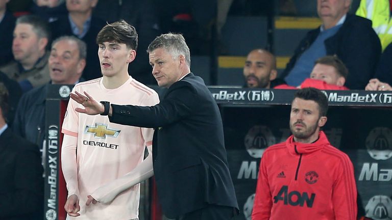 James Garner has signed a long-term contract keeping
him at Manchester United until at least 2022.

