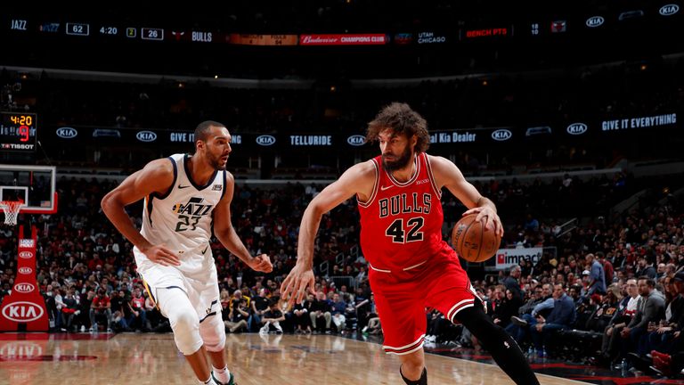 CHICAGO, IL - 23 DE MARZO: Robin Lopez # 42 de los Chicago Bulls maneja el balón contra los Utah Jazz el 23 de marzo de 2019 en United Center en Chicago, Illinois. NOTA PARA EL USUARIO: El usuario reconoce y acepta expresamente que, al descargar y / o utilizar esta fotografía, el Usuario acepta los términos y condiciones del Acuerdo de licencia de Getty Images. Aviso de copyright obligatorio: Copyright 2019 NBAE (Foto de Jeff Haynes / NBAE a través de Getty Images).