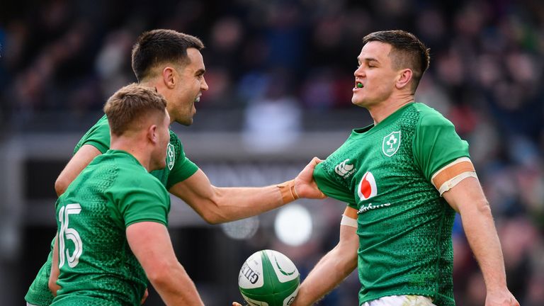 Jonathan Sexton of Ireland celebrates with team-mates Jordan Larmour and Conor Murray 