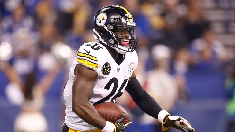 Le'Veon Bell carries the ball