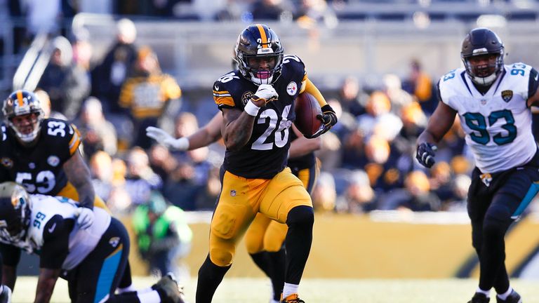 Le&#39;Veon Bell during the first half of the AFC Divisional Playoff game at Heinz Field on January 14, 2018 in Pittsburgh, Pennsylvania.