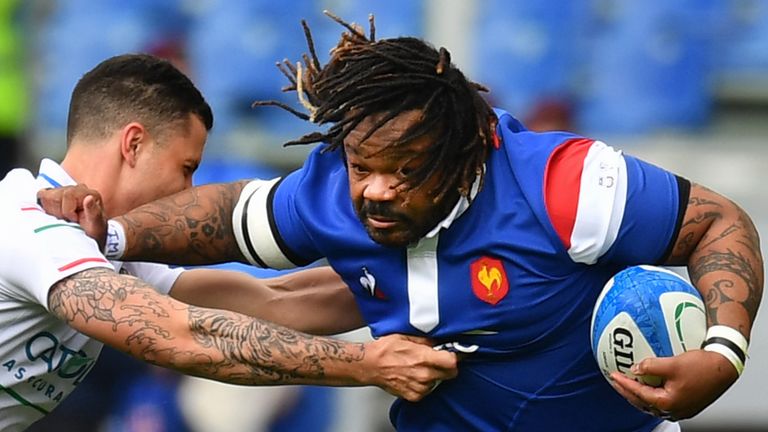 Mathieu Bastareaud avoids a tackle during Italy vs France in the Six Nations