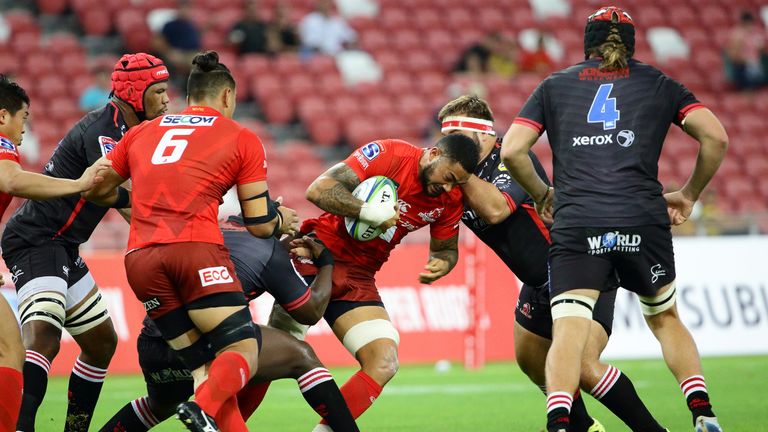 Rahboni Warren Vosayaco of take the ball into contact for the Sunwolves