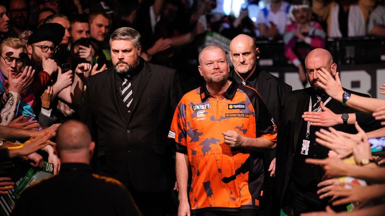 Thursday's Unibet Premier League game at the Mercedes-Benz Arena in Berlin between Max Hopp and Raymond van Barneveld.