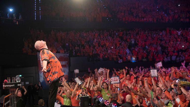 UNIBET PREMIER LEAGUE DARTS 2019.AHOY ARENA,.ROTTERDAM .NIGHT2.PIC LAWRENCE LUSTIG.MICHAEL VAN GERWEN V RAYMOND Van Barneveld.RAYMOND Van Barneveld BIDS FAREWELL TO ROTTERDAM.