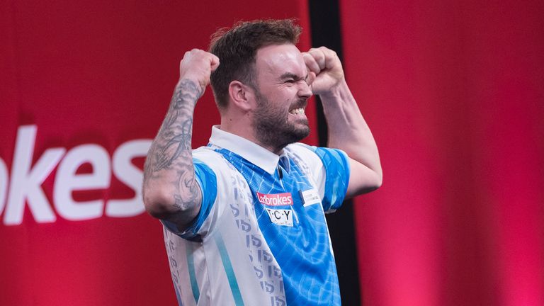 Ross Smith ended the hopes of two-time champion James Wade in Minehead