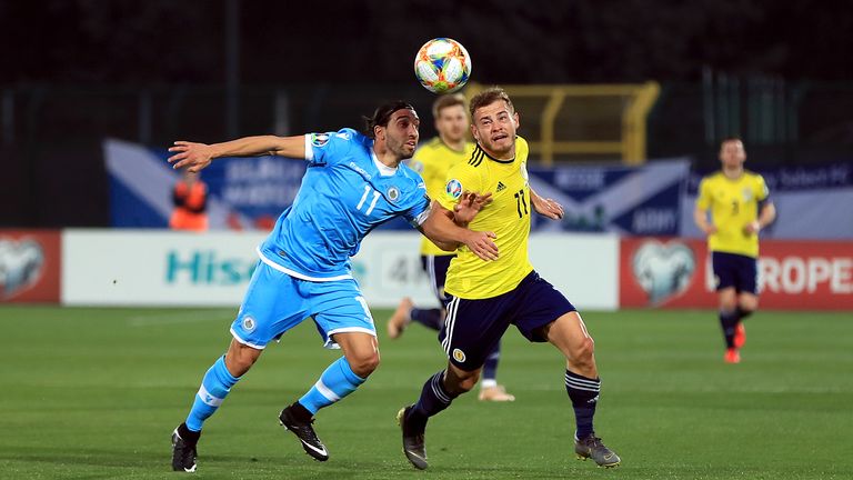 San Marino Manuel Battistini (a sinistra) e la scozzese Ryan Fraser combattono per la palla durante la qualificazione a UEFA Euro 2020, partita del Gruppo A allo stadio di San Marino, Serravalle