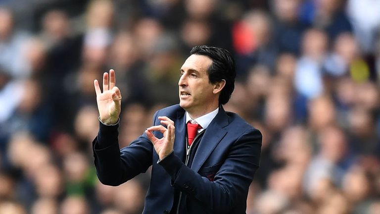 Unai Emery gestures towards his players during Arsenal's match vs Tottenham