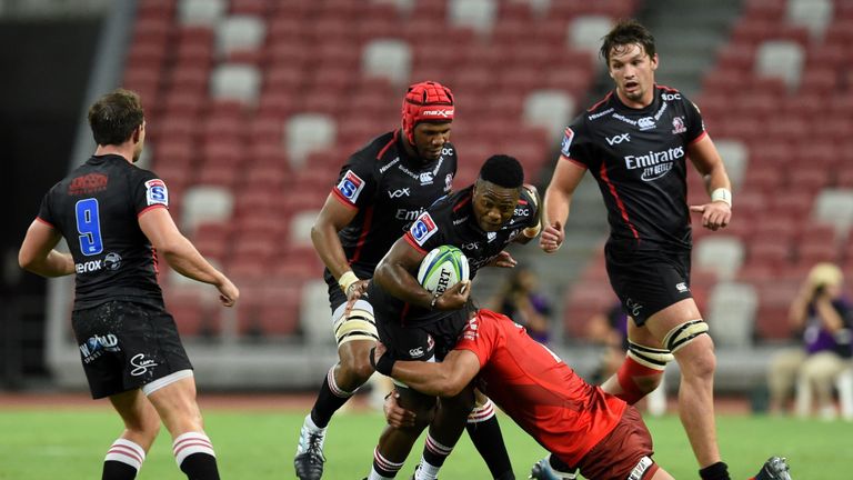  Wandisele Simelane (C) is tackled by Sunwolves' Dan Pryor