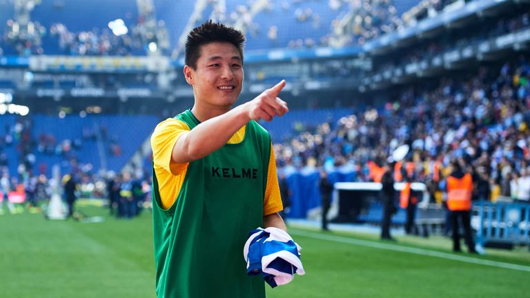 Wu Lei Espanyol gives shirt to fan