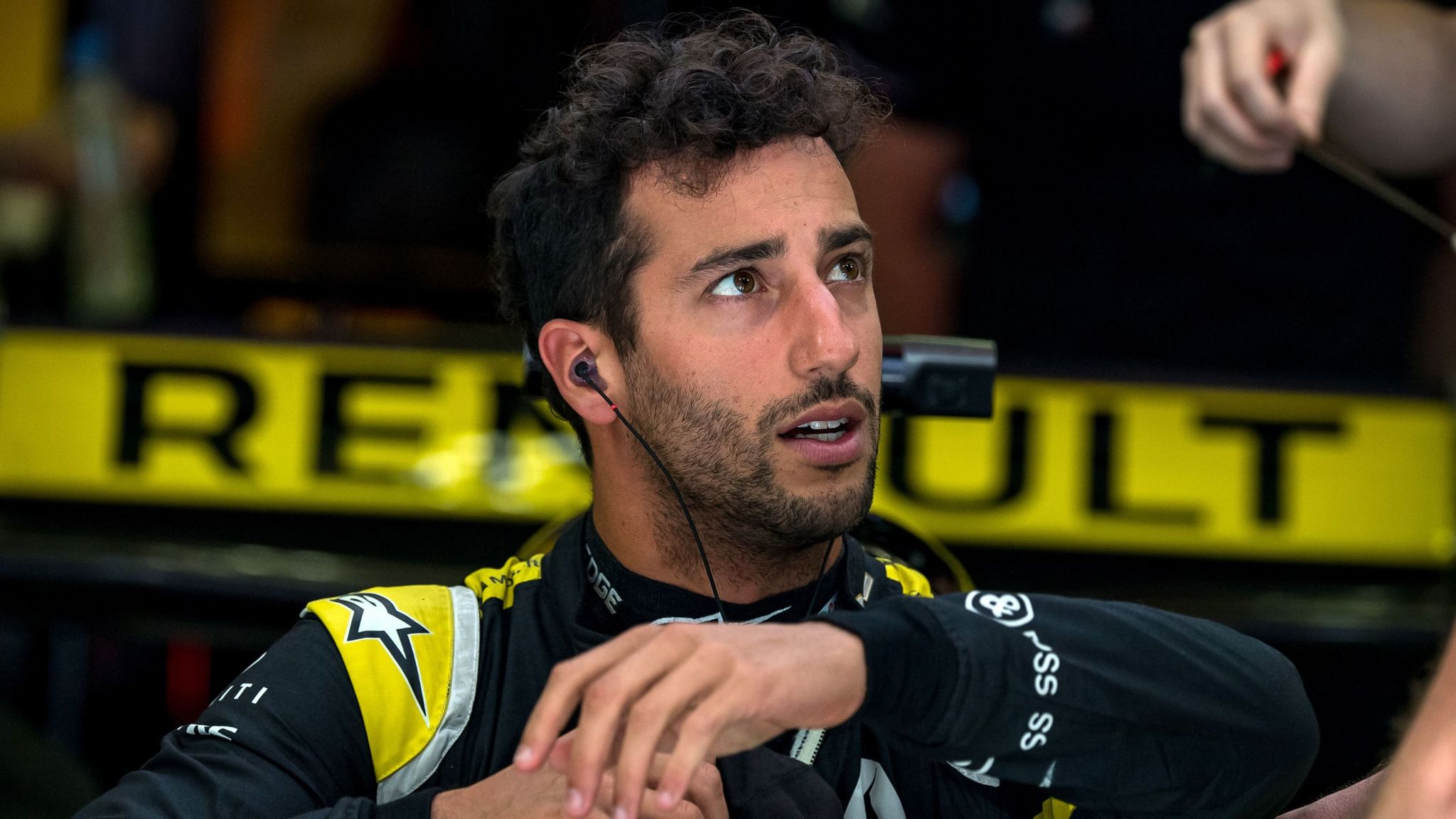 Daniel Ricciardo will 'answer calls' from teams but wants Renault stay