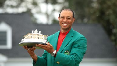 Tiger presented with fifth Green Jacket