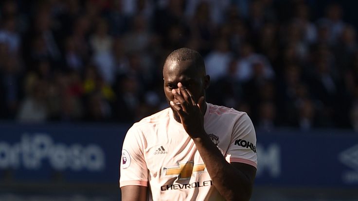 Romelu Lukaku reacts during Manchester United's defeat at Everton