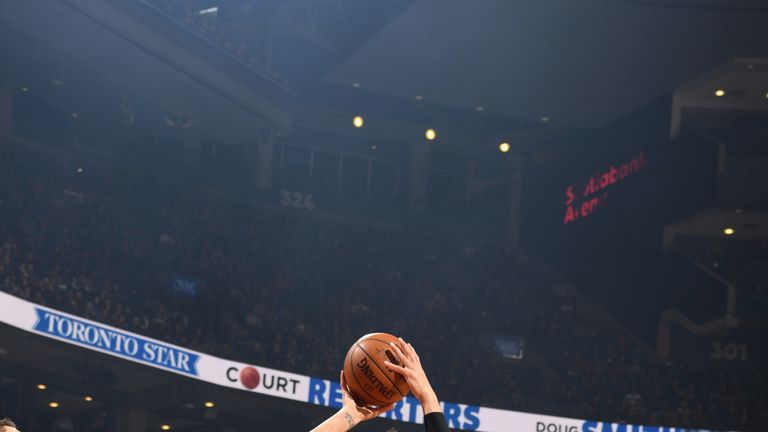 Danny Green shoots a fadeaway against Orlando