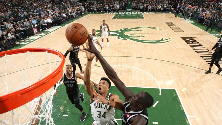 Giannis Antetokounmpo challenges Thon Maker at the rim