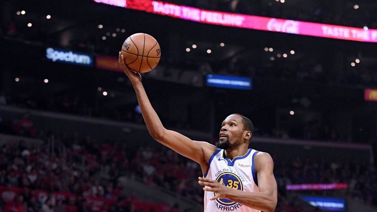 kevin Durant rises to score in Game 3 against the Los Angeles Clippers