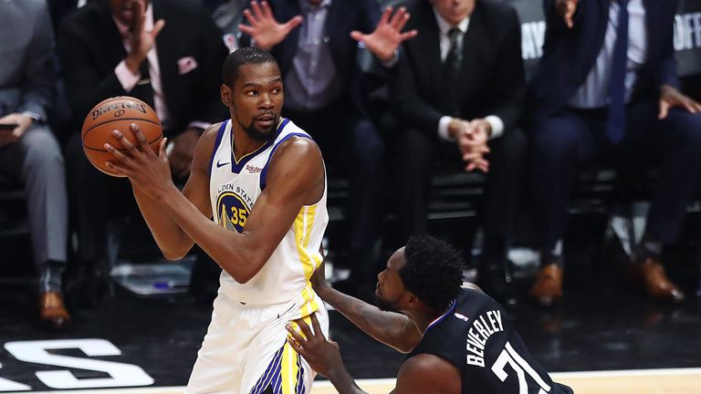 Kevin Durant sets himself before initiating the offense in Game 3 against the Los Angeles Clippers