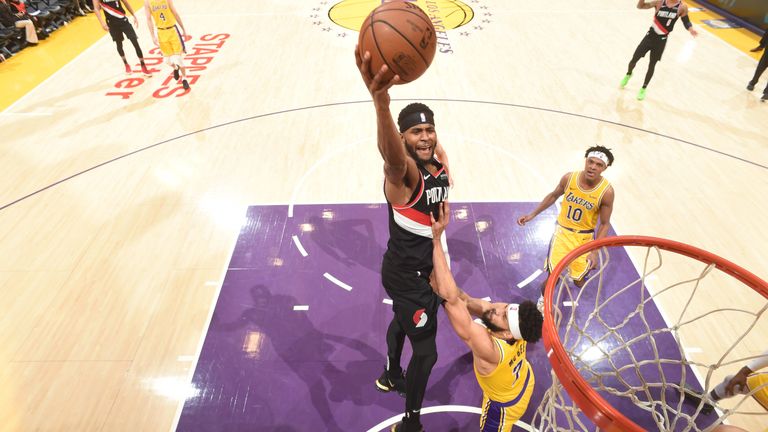 Mo Harkless shoots over the Lakers defenders