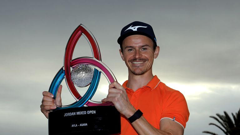 Daan Huizing proudly displays the trophy after winning the Jordan Mixed Open