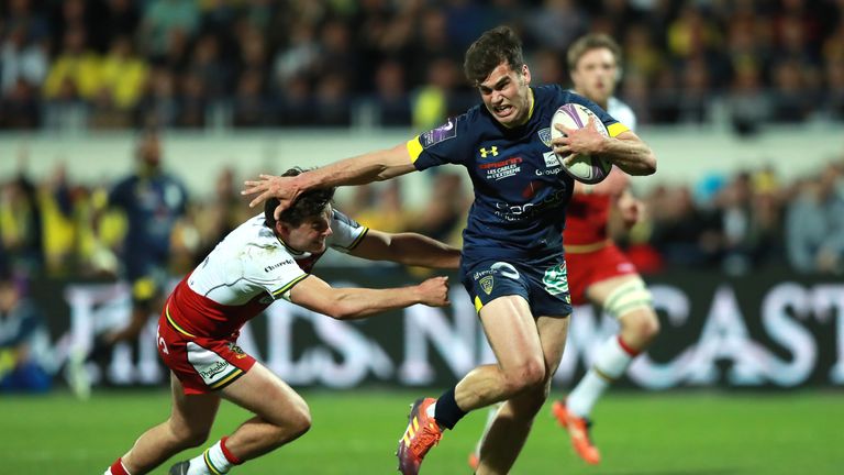 Clermont Auvergne's Damian Penaud breaks away from George Furbank to score