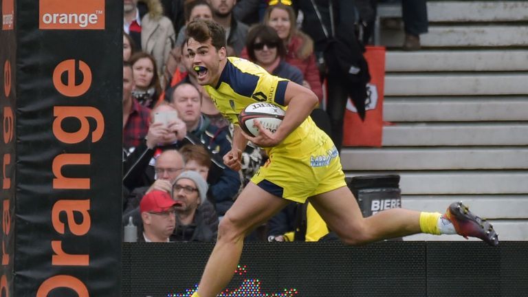  Damian Penaud goes over for Clermont