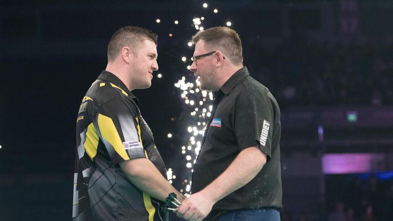 UNIBET PREMIER LEAGUE DARTS 2019.M&S BANK ARENA,.LIVERPOOL.PIC LAWRENCE LUSTIG.DARYL GURNEY V James Wade.James Wade IN ACTION