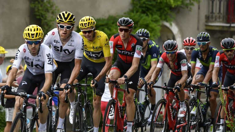 Froome, in the yellow jersey, follows Thomas in the 2017 Tour de France