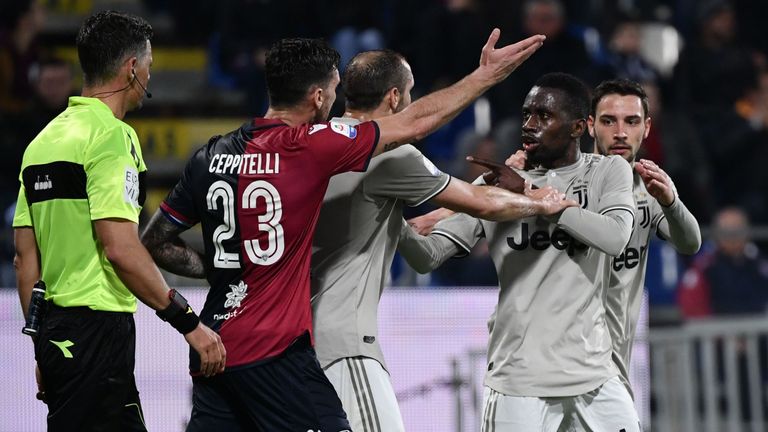 Giorgio Chiellini (C) attempts to calm down Blaise Matuidi (2ndr) who reacted after Cagliari's fans throwed bottles towards Moise Kean