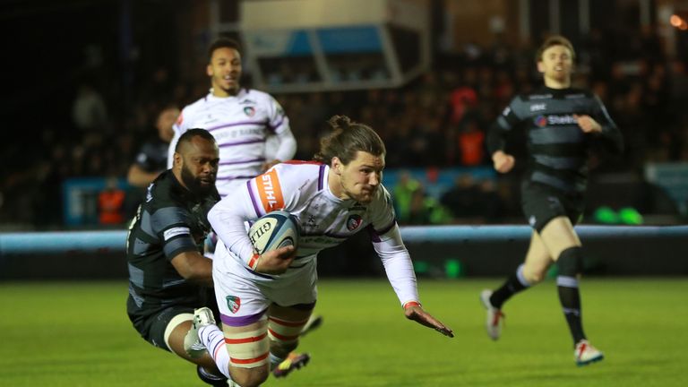 Guy Thompson of Leicester Tigers dives over for their second try