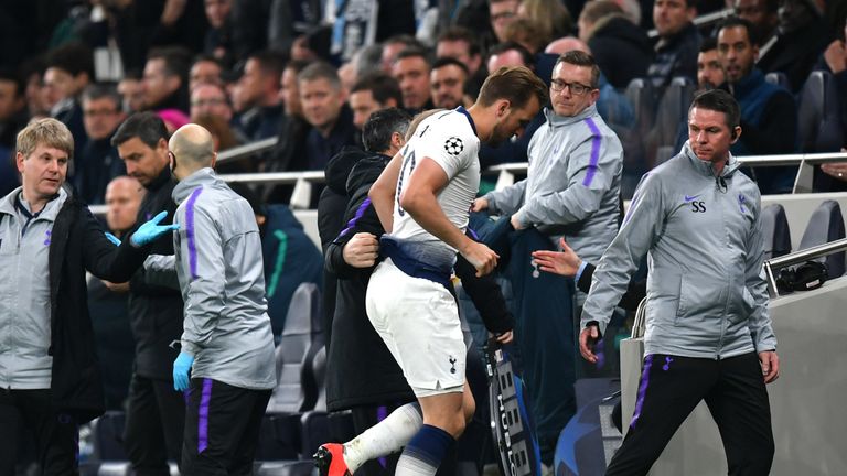Harry Kane limps off against Manchester City