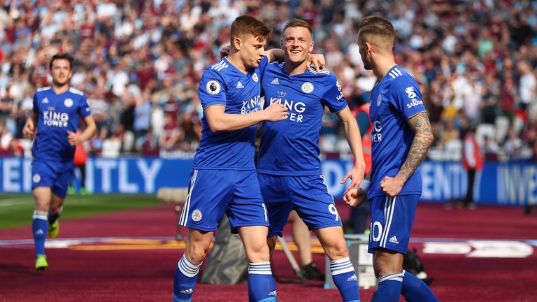 Jamie Vardy celebrates his second-half equaliser at the London Stadium