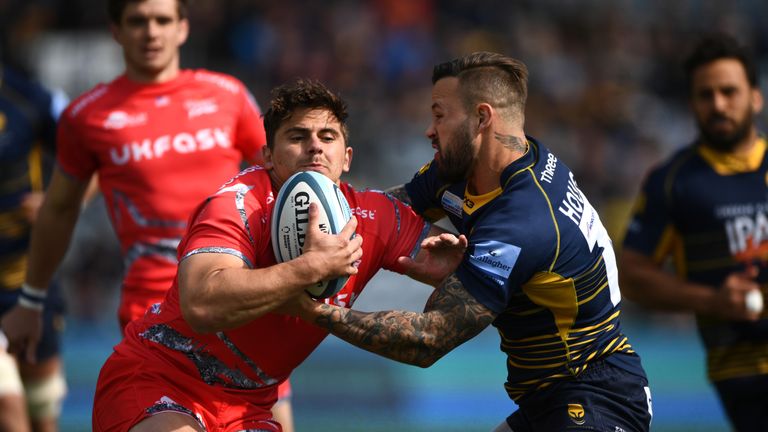 Warriors player Francois Hougaard gets to grips with Rohan Janse van Rensburg of Sale