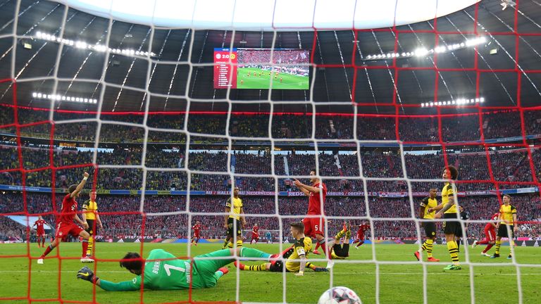 Javi Martinez nets Bayern's third
