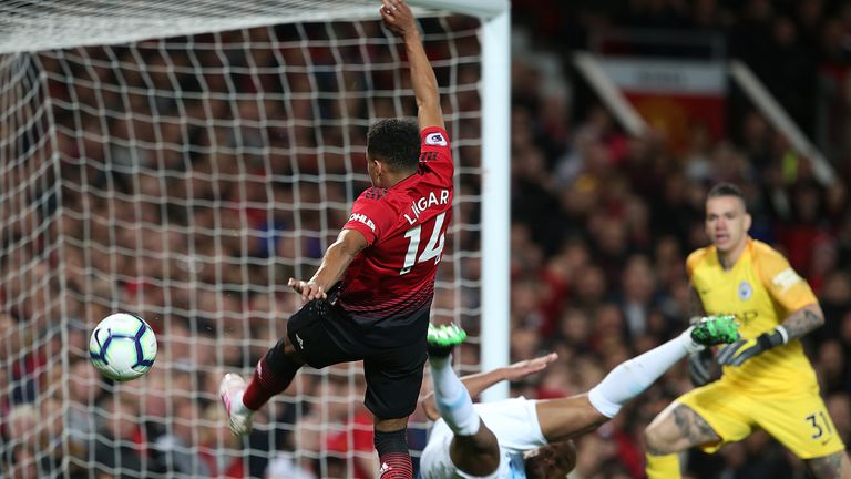 Jesse Lingard misses a chance to equalise for Manchester United