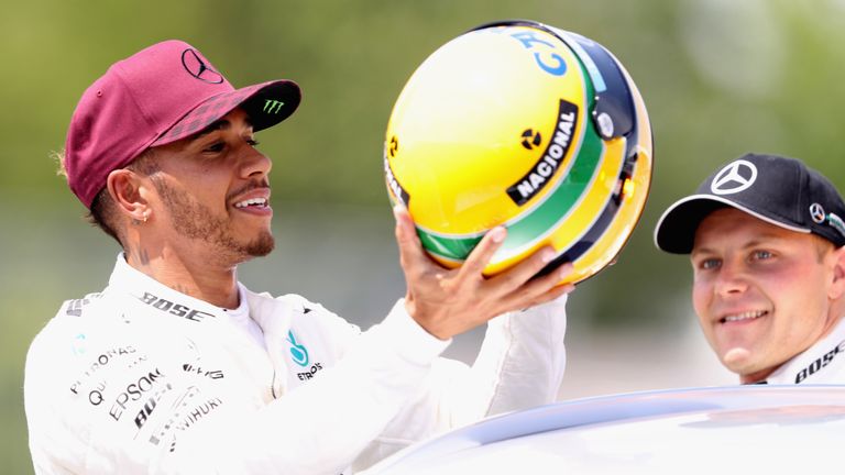     Hamilton usa capacete de Cena depois de igualar sua contagem de chutes