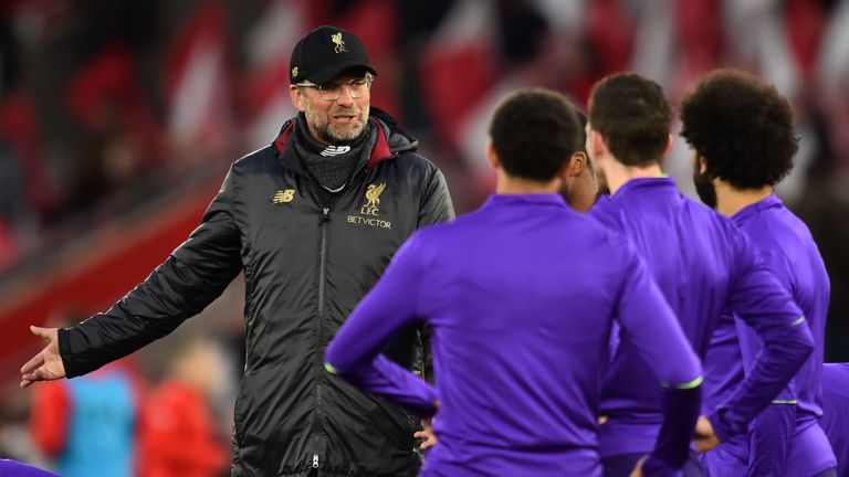 Jurgen Klopp speaks to his Liverpool players before their match at Southampton